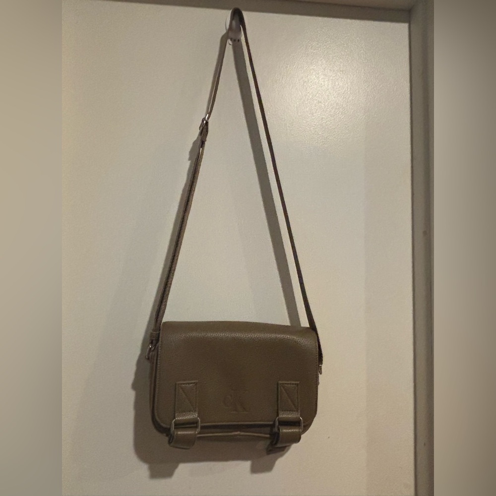 Calvin Klein
soft strap makes it very convenient for adjustable 
Good condition